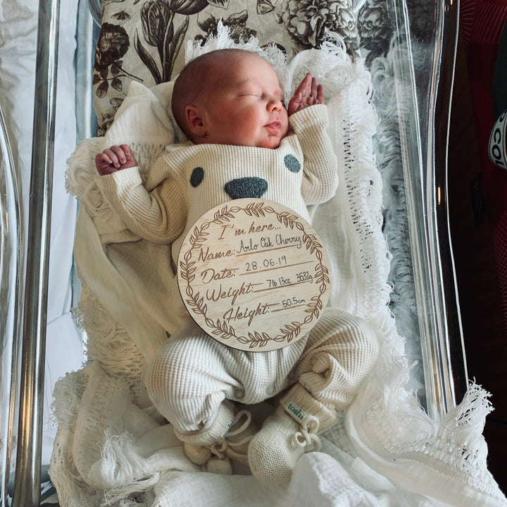 Wooden “I’m here” birth announcement disc - Wreath