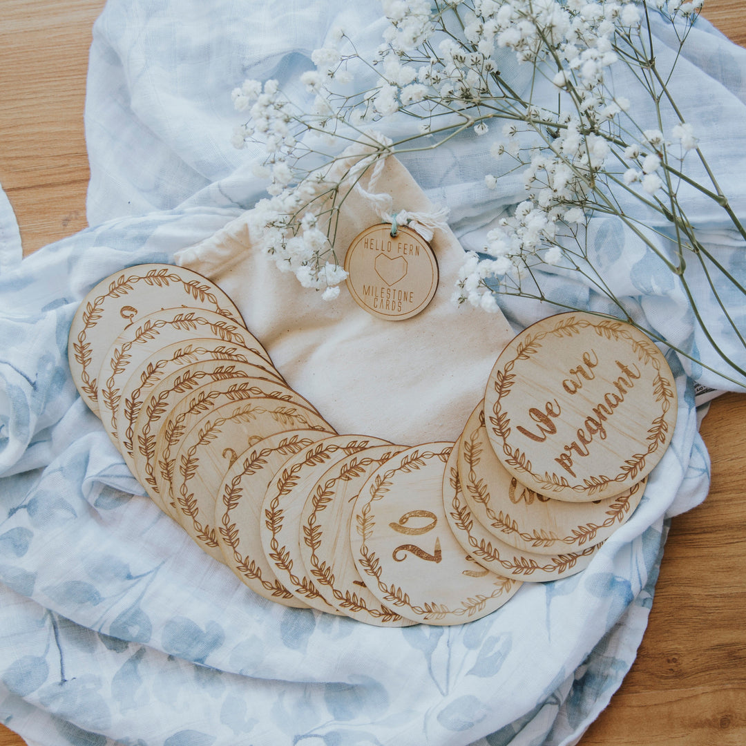 Wooden pregnancy milestone card discs - Wreath