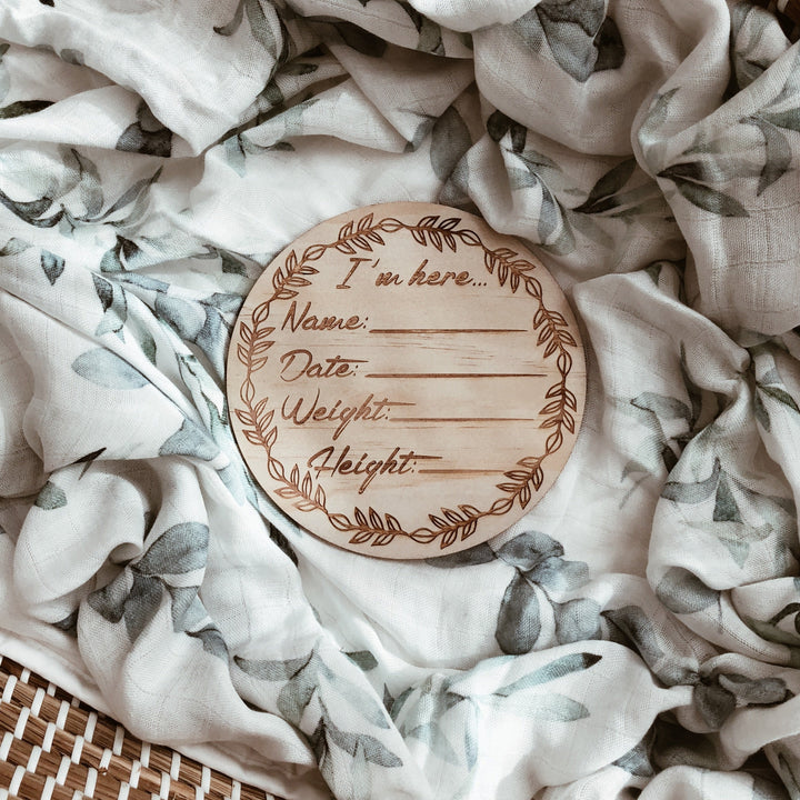 Wooden “I’m here” birth announcement disc - Wreath