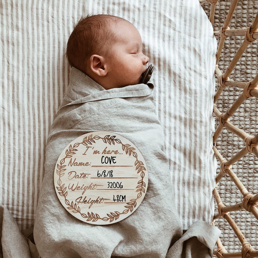 Wooden “I’m here” birth announcement disc - Wreath