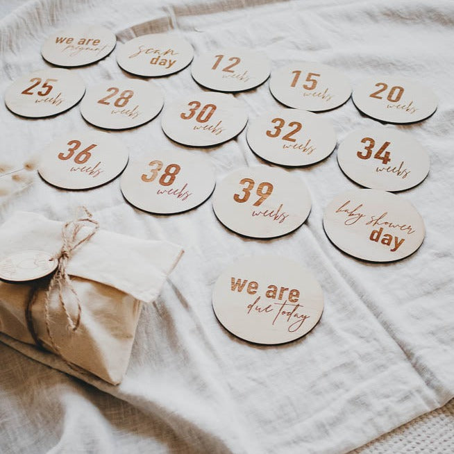 Wooden pregnancy milestone card discs - Classic