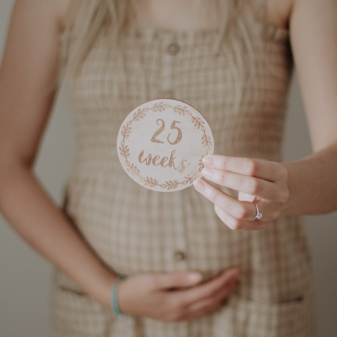 Wooden pregnancy milestone card discs - Wreath